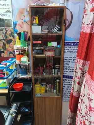 দুইটা ভ্রু প্লাক চেয়ার একটা টলি একটা শোকেস