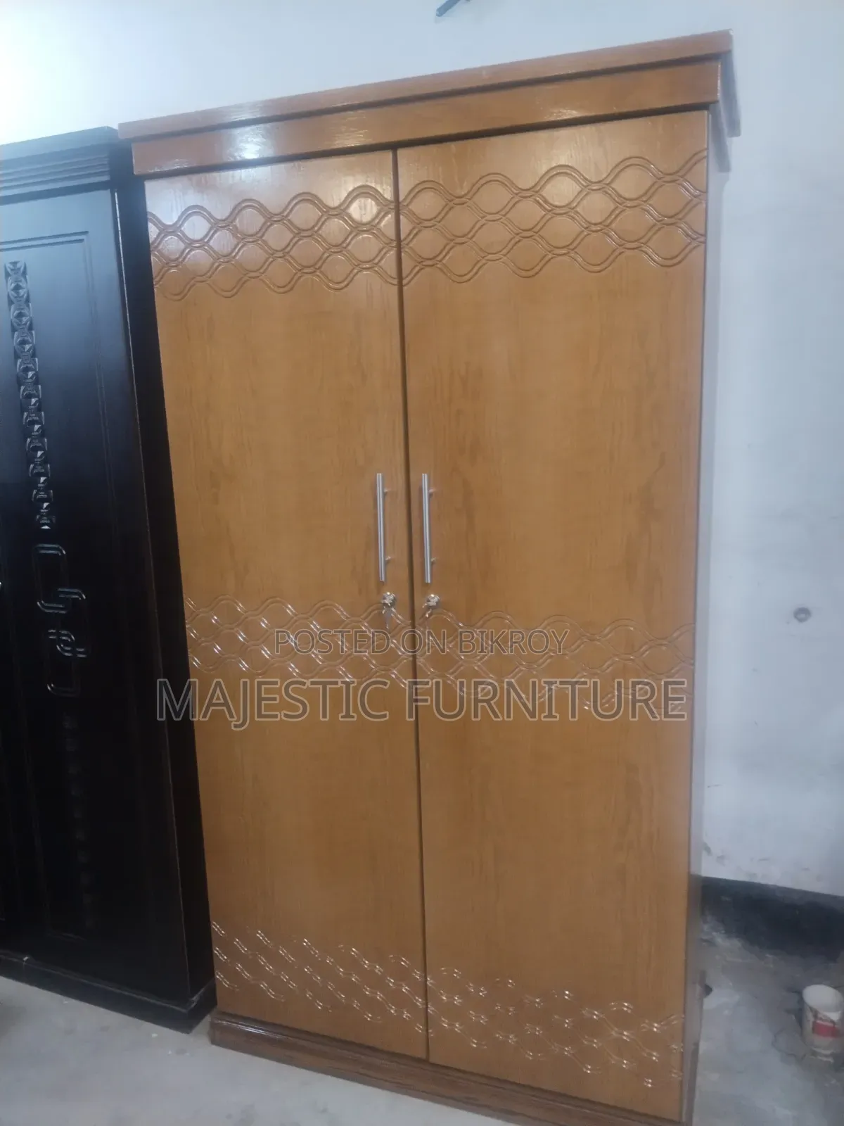 আলমিরা কানাডিয়ান ওক ভিনিয়ার।