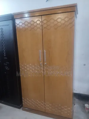 আলমিরা কানাডিয়ান ওক ভিনিয়ার।
