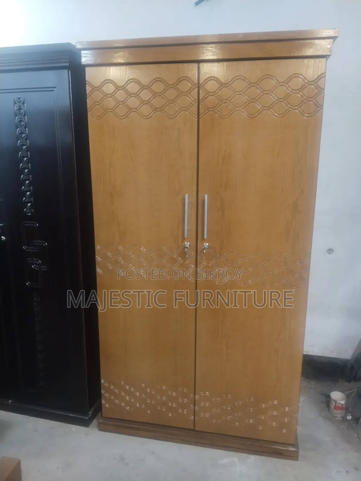 আলমিরা কানাডিয়ান ওক ভিনিয়ার।