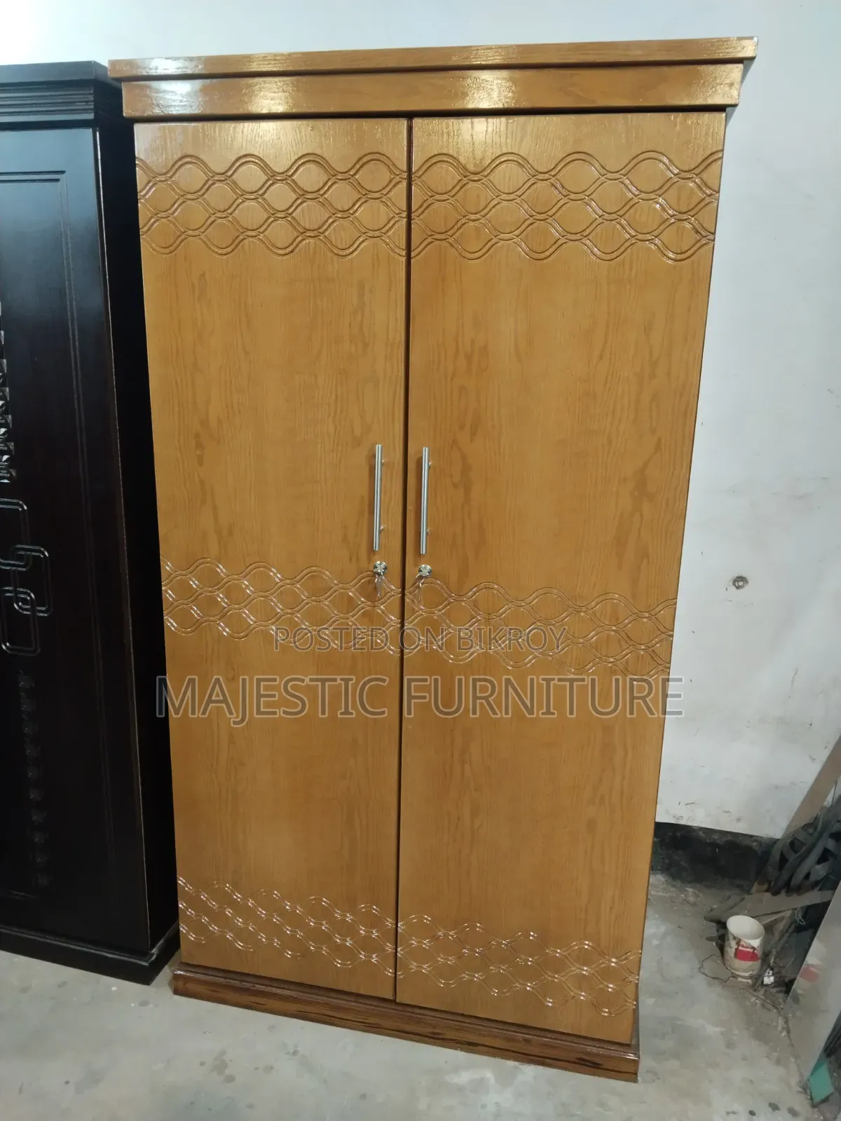 আলমিরা কানাডিয়ান ওক ভিনিয়ার।