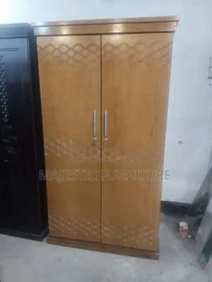 আলমিরা কানাডিয়ান ওক ভিনিয়ার।