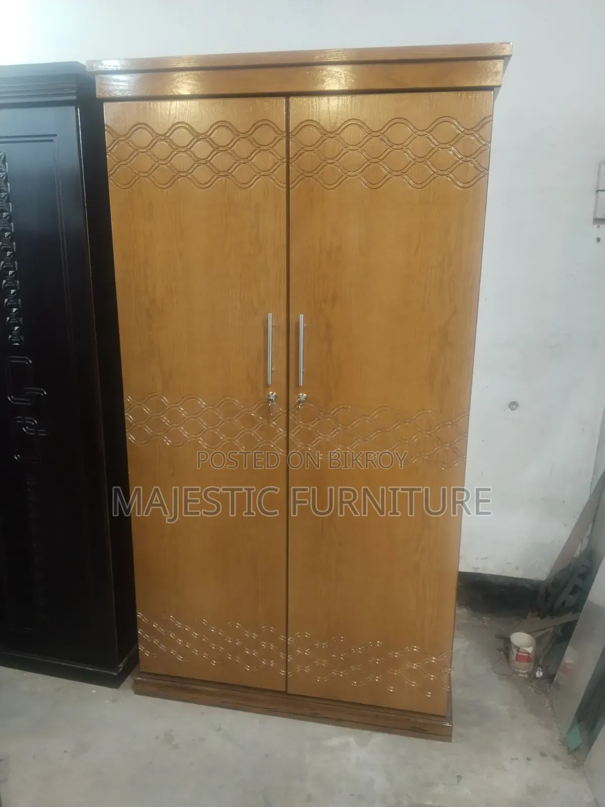 আলমিরা কানাডিয়ান ওক ভিনিয়ার।