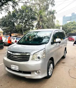 Toyota Noah 2012 Silver