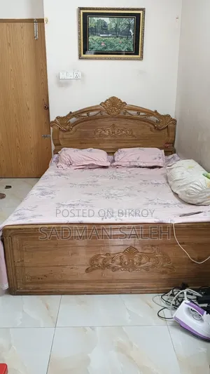 ব্যবহৃত সেগুন কাঠের বিছানা। রায়েরবাগ, জনতাবাগ