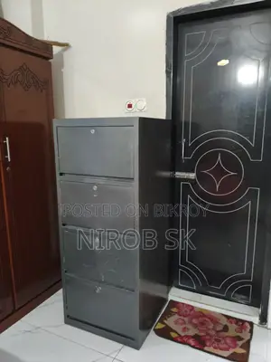 স্টিল ওয়ারড্রোব - স্টাইলিশ লুকের ৪-ড্রয়ারের স্টিল ওয়ারড্রোব