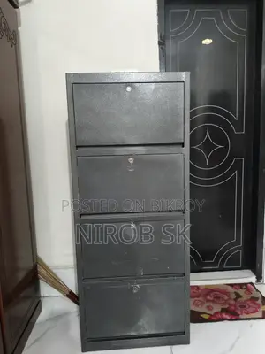 স্টিল ওয়ারড্রোব - স্টাইলিশ লুকের ৪-ড্রয়ারের স্টিল ওয়ারড্রোব