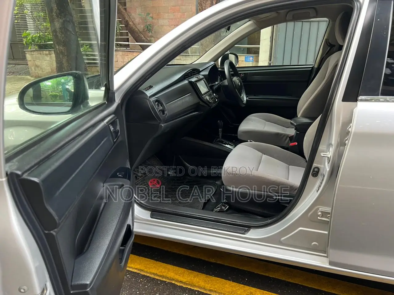 Toyota Axio 1.5 Hybrid 2WD 2017 Silver