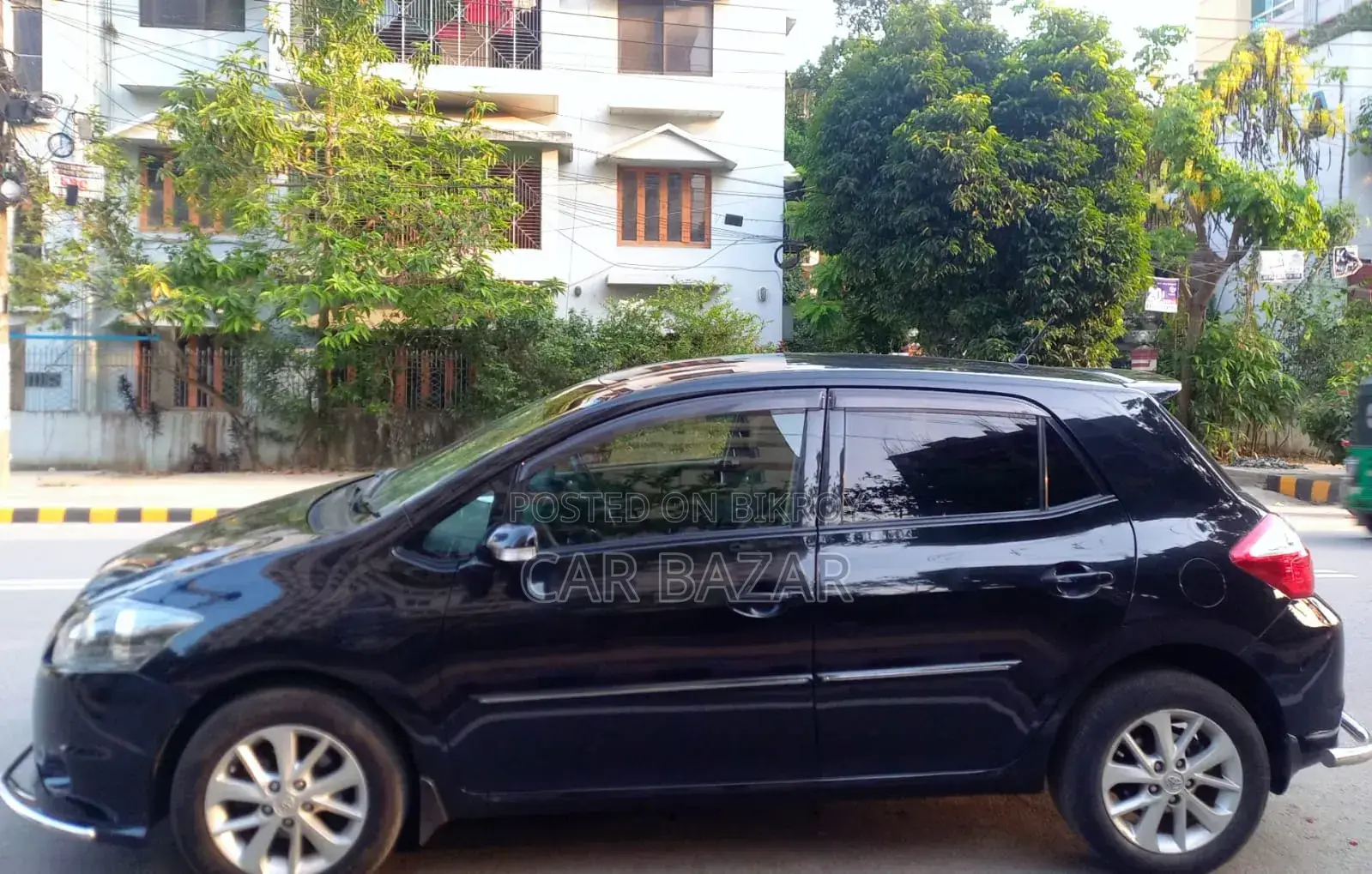 Toyota Yaris Base Hatchback 5-door 2011 Black