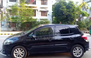 Toyota Yaris Base Hatchback 5-door 2011 Black