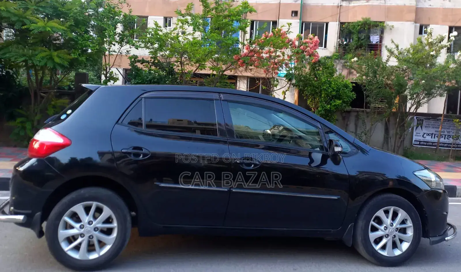 Toyota Yaris Base Hatchback 5-door 2011 Black