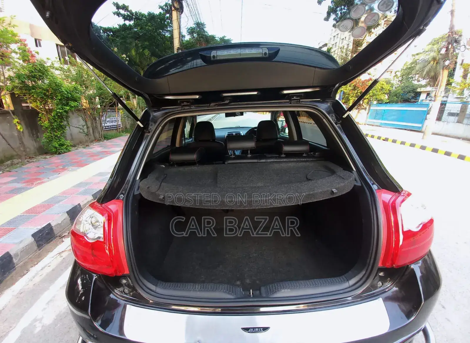 Toyota Yaris Base Hatchback 5-door 2011 Black