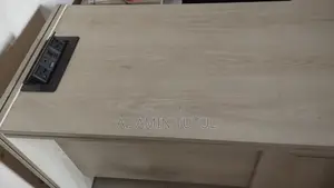 অফিস টেবিল