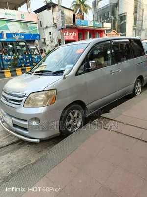 Toyota Noah 2.0 AWD (8 Seater) 2005 Silver