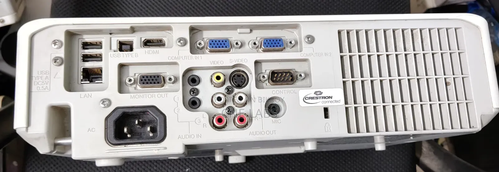 Hitachi Cp-X3030 LCD Projector