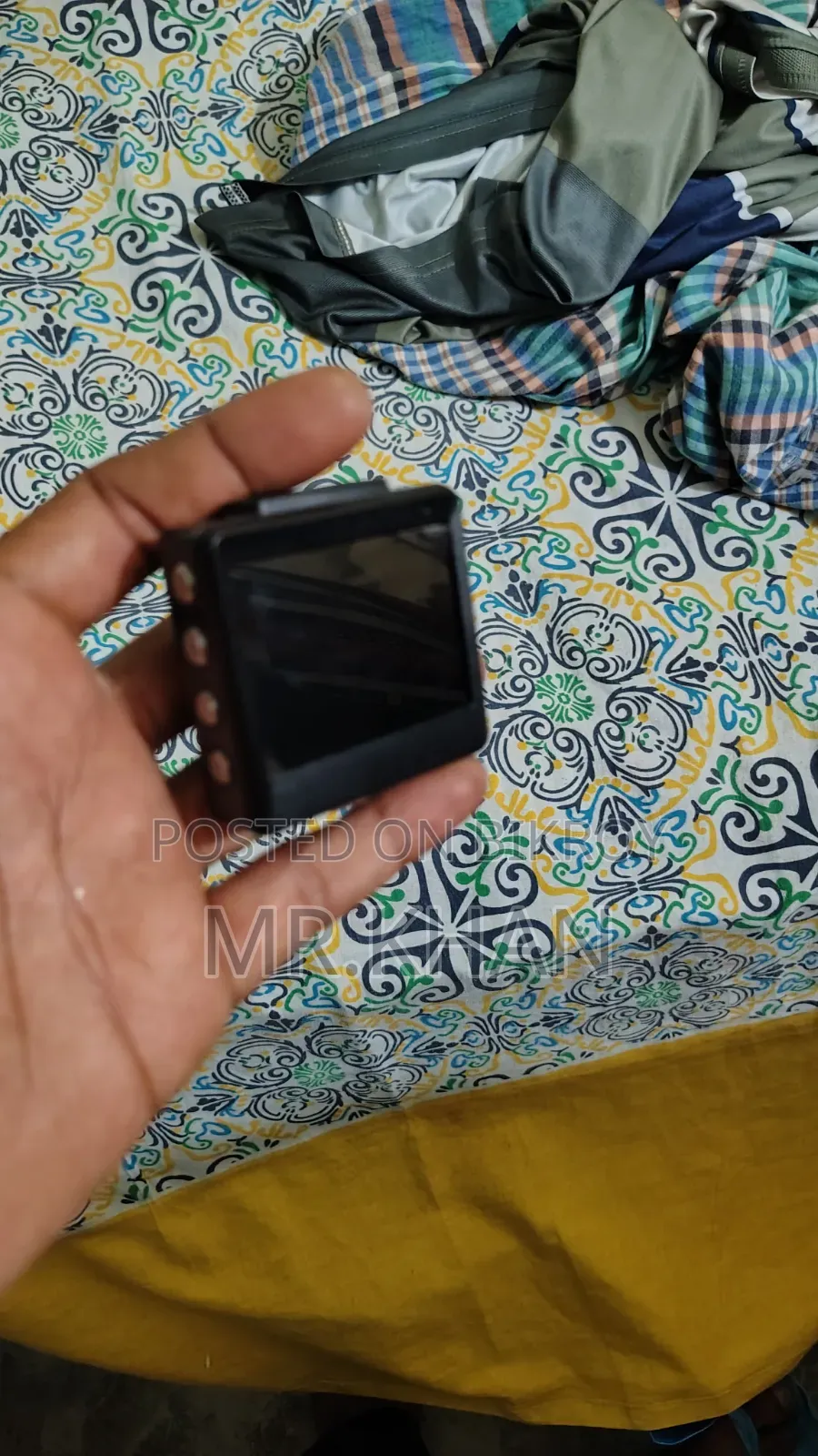 Mirumo Eye DRC-310 বা অন্যান্য কমপ্যাক্ট 1080p কার ডিভিআর মডেল। [1, 2, 3]
