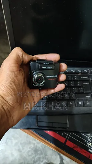 Mirumo Eye DRC-310 বা অন্যান্য কমপ্যাক্ট 1080p কার ডিভিআর মডেল। [1, 2, 3]