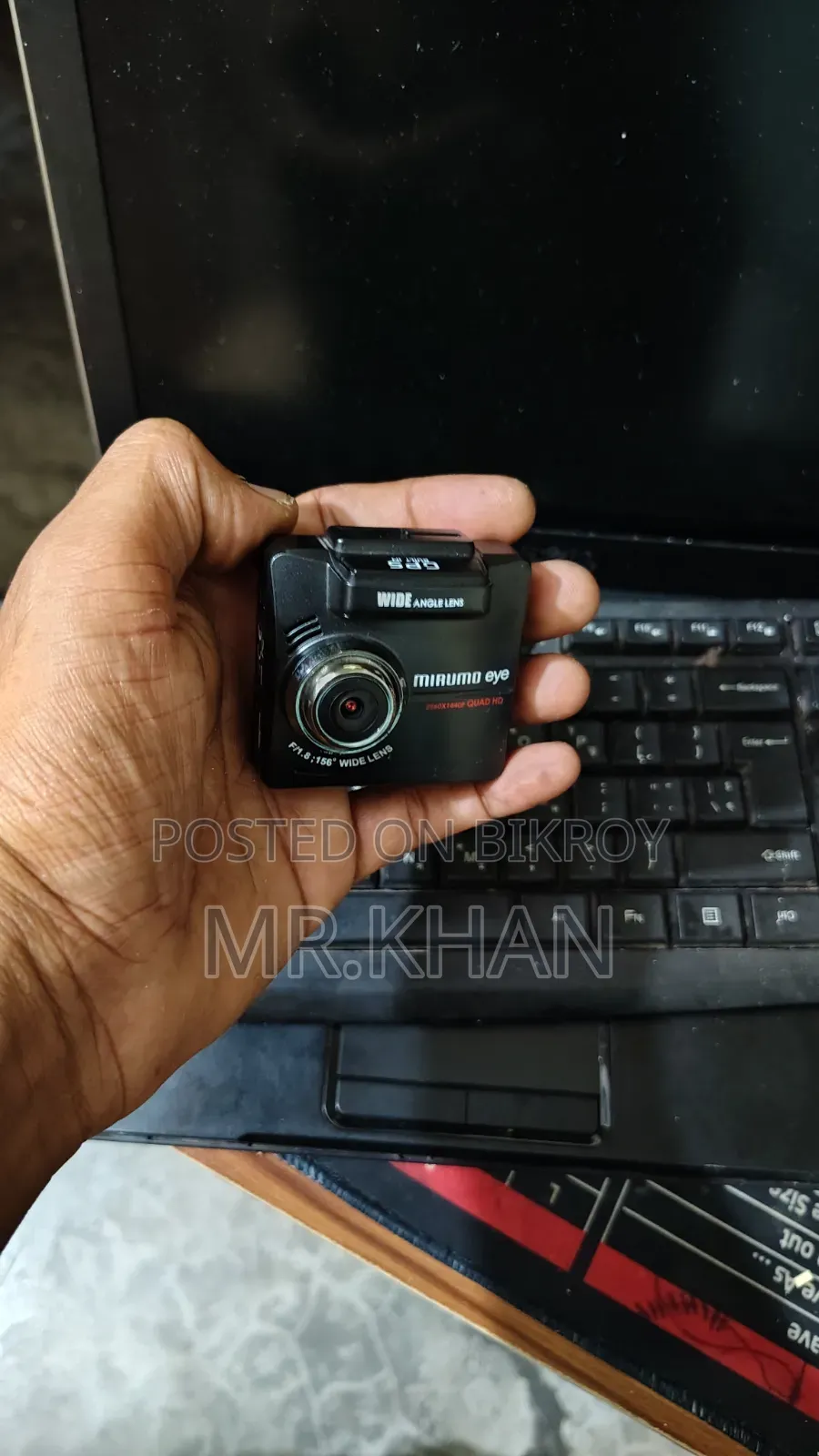 Mirumo Eye DRC-310 বা অন্যান্য কমপ্যাক্ট 1080p কার ডিভিআর মডেল। [1, 2, 3]