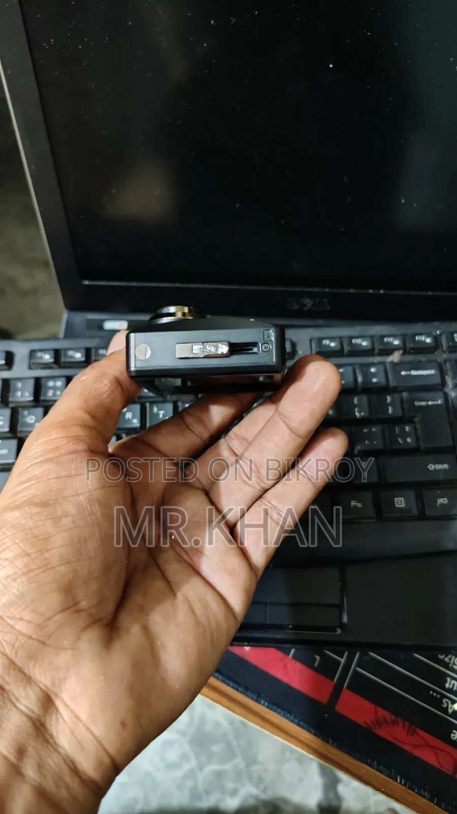 Mirumo Eye DRC-310 বা অন্যান্য কমপ্যাক্ট 1080p কার ডিভিআর মডেল। [1, 2, 3]
