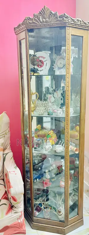 Corner Showcase