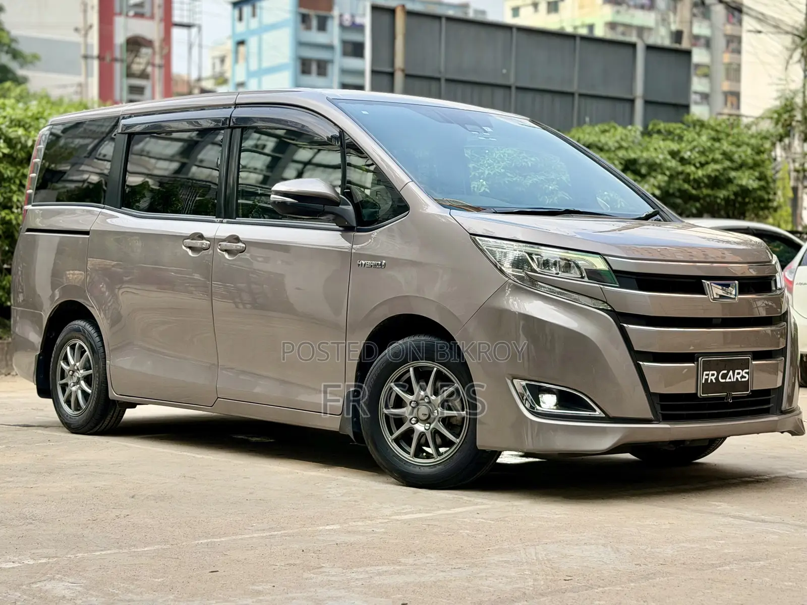 Toyota Noah 1.8 FWD Hybrid (7 Seater) 2017 Brown