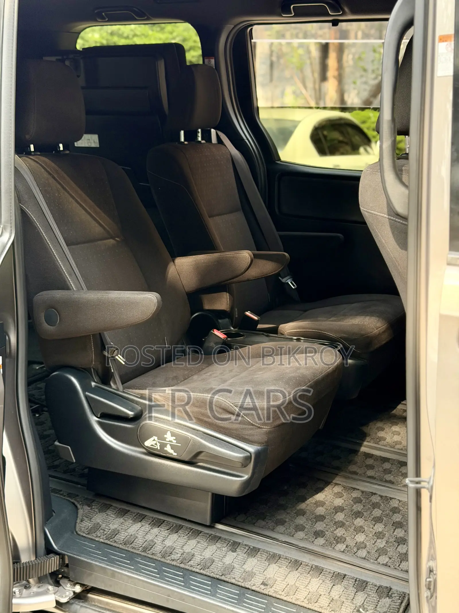 Toyota Noah 1.8 FWD Hybrid (7 Seater) 2017 Brown