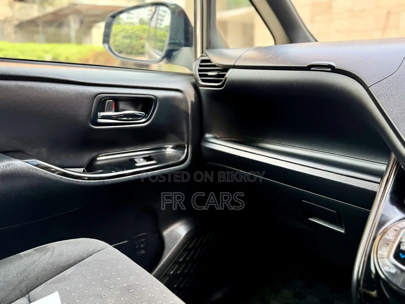 Toyota Noah 1.8 FWD Hybrid (7 Seater) 2017 Brown