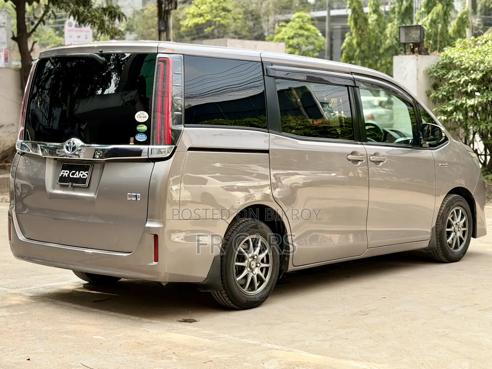 Toyota Noah 1.8 FWD Hybrid (7 Seater) 2017 Brown
