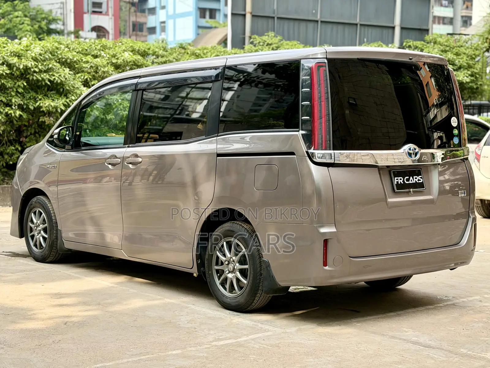 Toyota Noah 1.8 FWD Hybrid (7 Seater) 2017 Brown