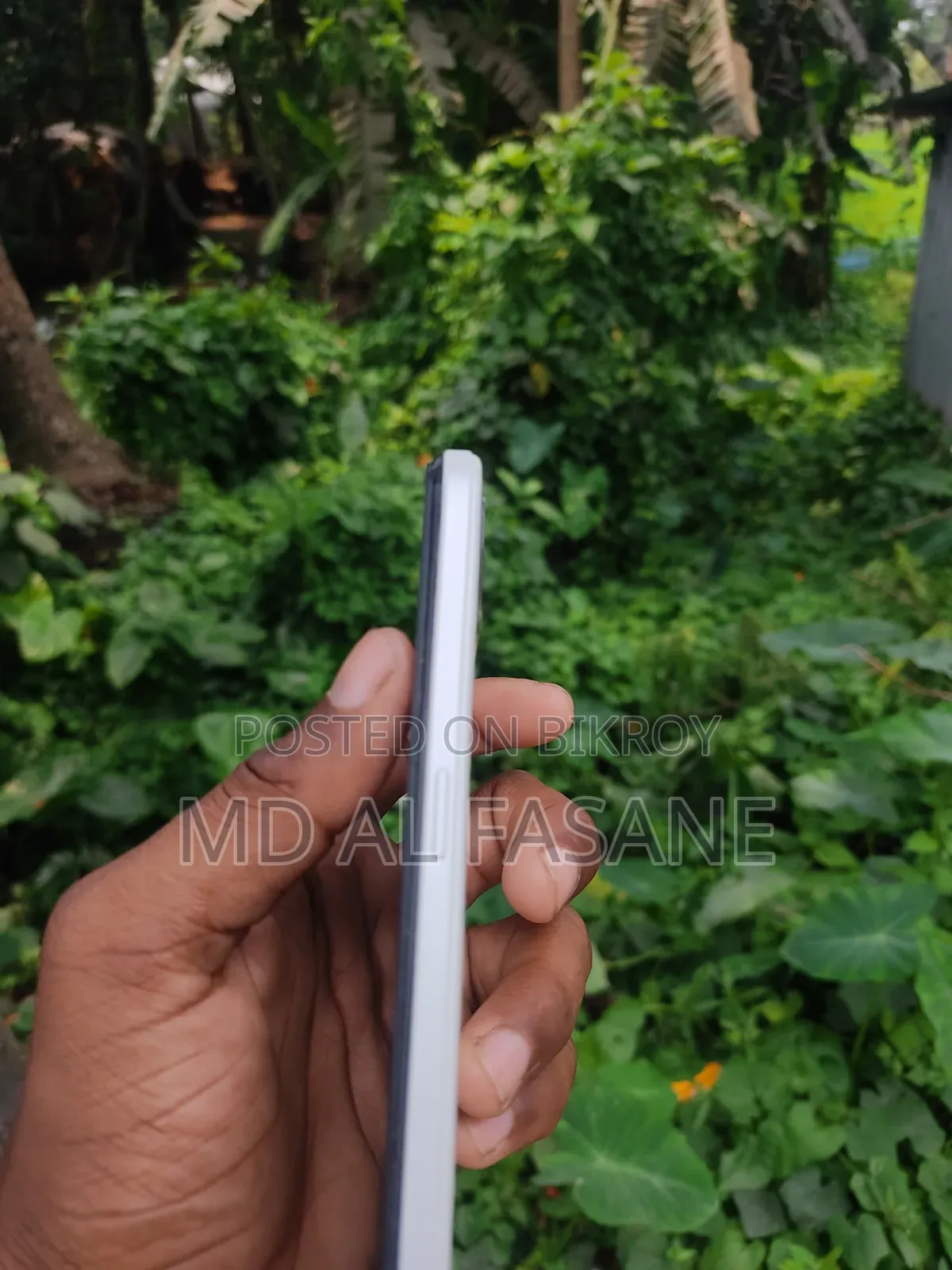 ওপ্পো এফ১৭ ১২৮ জিবি হোয়াইট