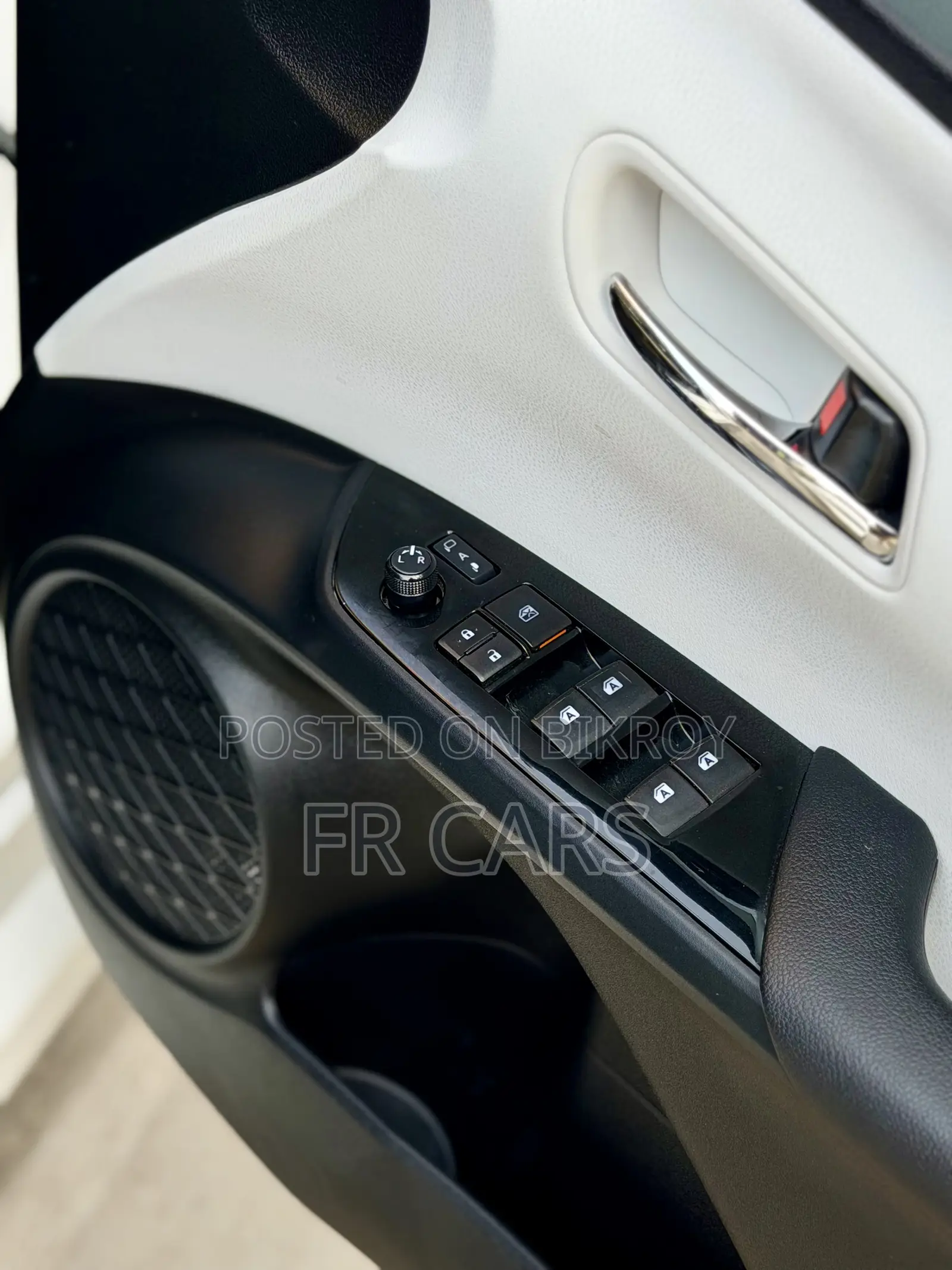 Toyota Prius 4dr Hatchback (1.8L 4cyl Gas/Electric Hybrid CVT) 2016