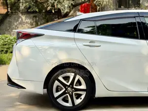 Toyota Prius 4dr Hatchback (1.8L 4cyl Gas/Electric Hybrid CVT) 2016