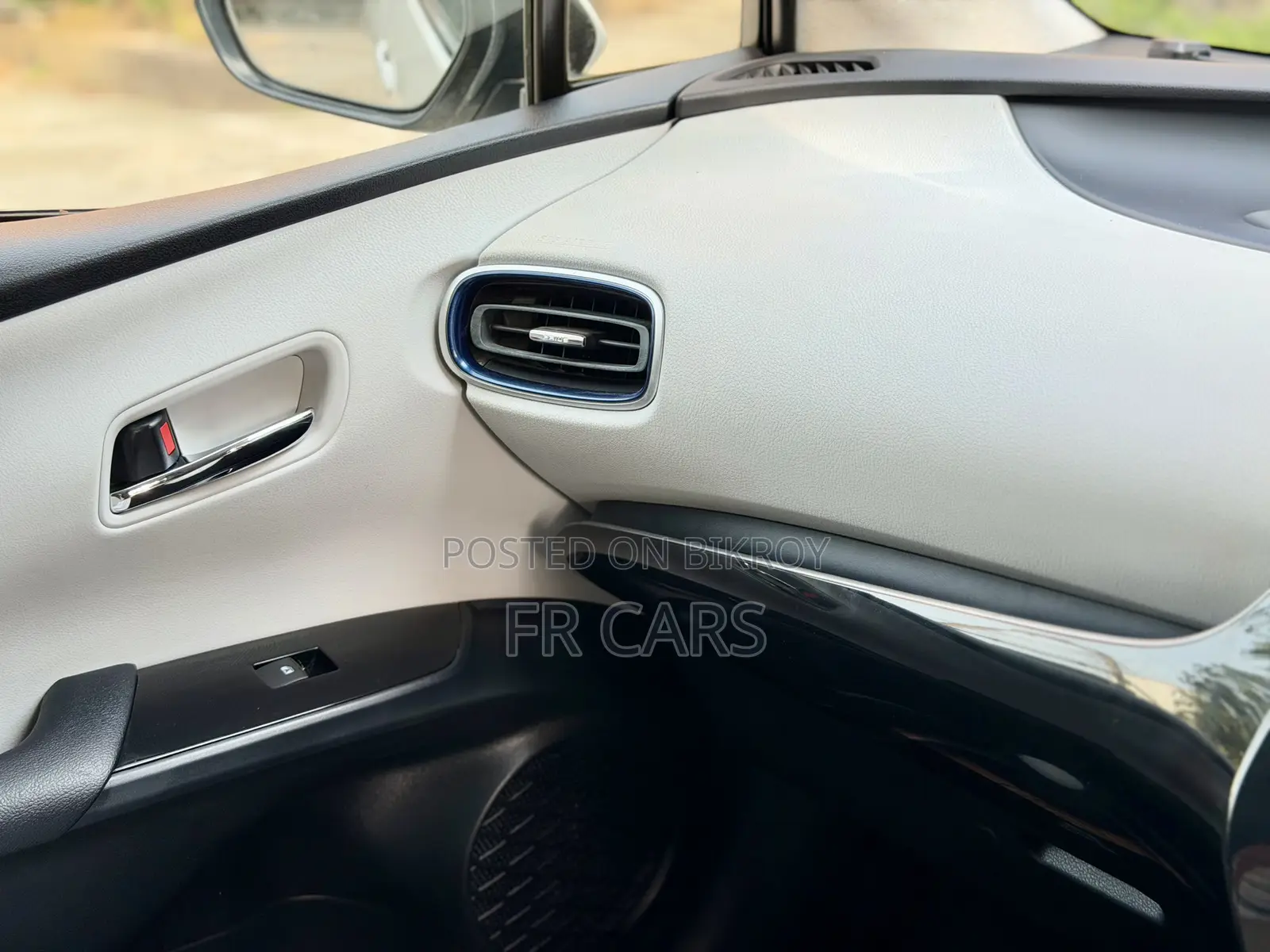 Toyota Prius 4dr Hatchback (1.8L 4cyl Gas/Electric Hybrid CVT) 2016