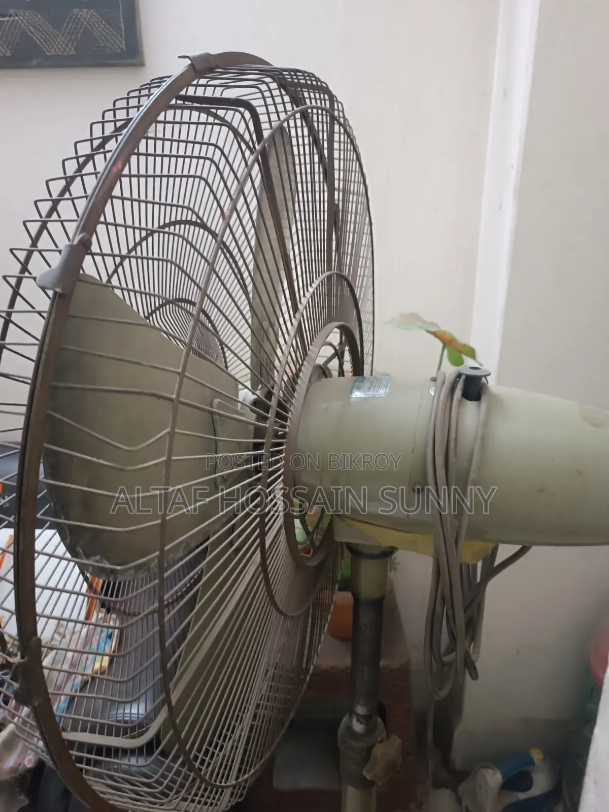 দুইটা বড় সাইজের স্ট্যান্ড ফ্যান বিক্রি করা হবে।