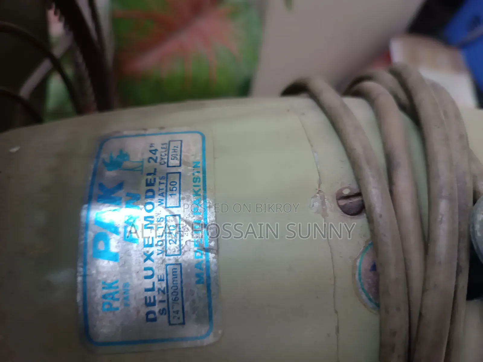 দুইটা বড় সাইজের স্ট্যান্ড ফ্যান বিক্রি করা হবে।