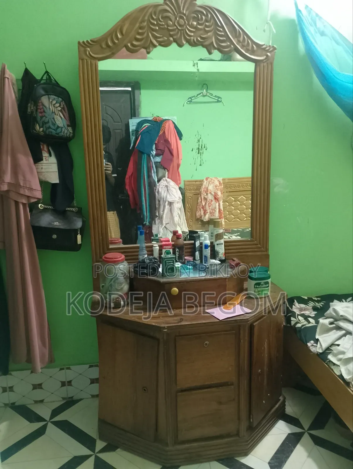 ড্রেসিং টেবিল