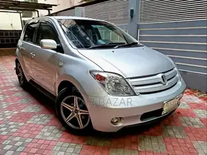 টয়োটা আইএসটি ২০০৪ সিলভার