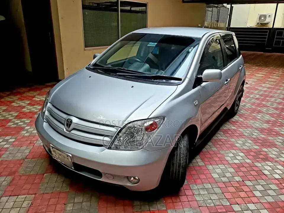 টয়োটা আইএসটি ২০০৪ সিলভার