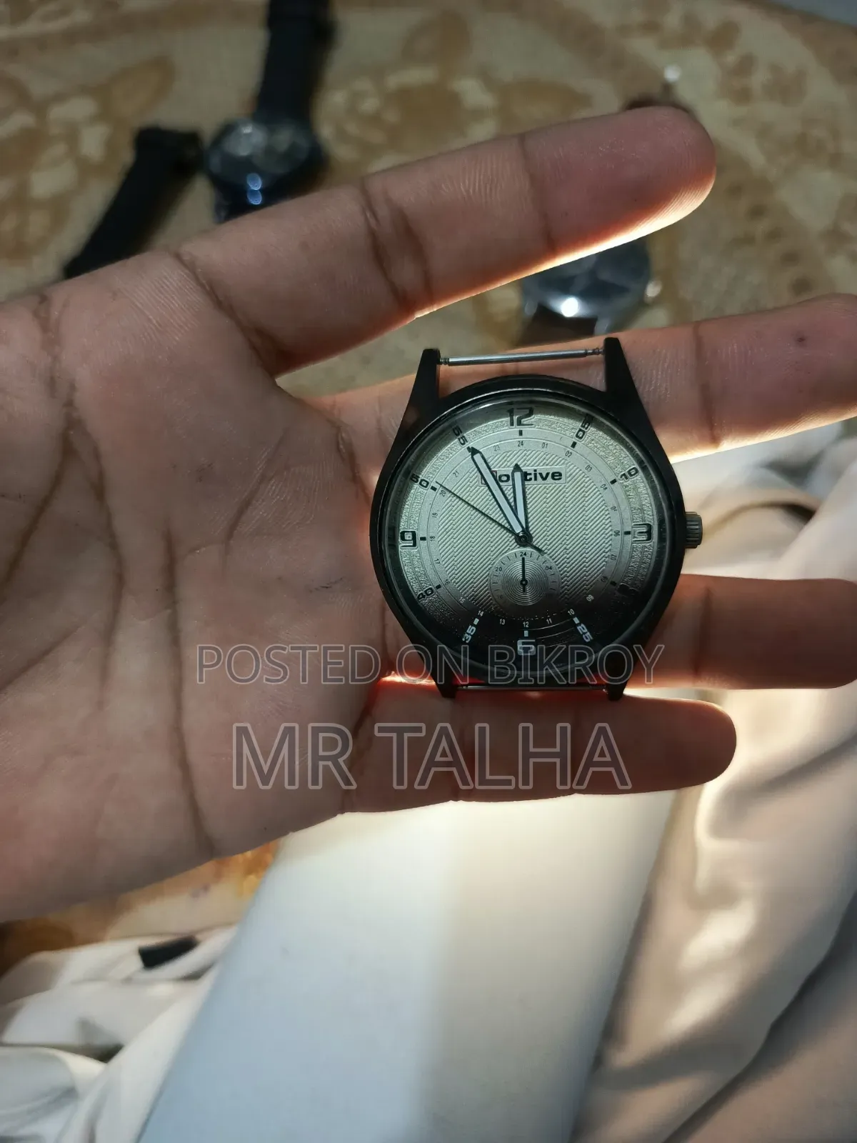 ঘরি একটির সাথে আরেকটি ফ্রি।