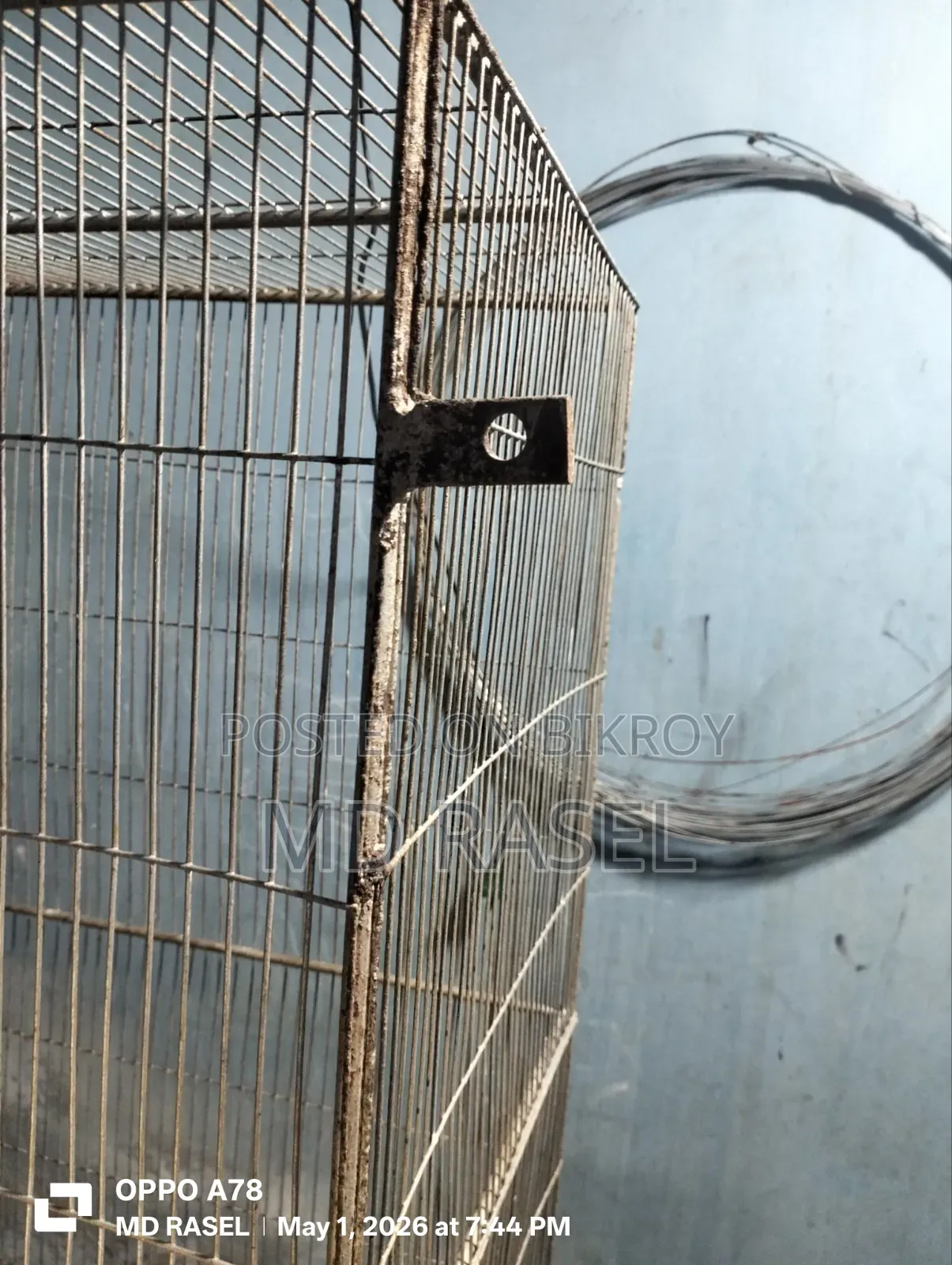 একটি পাখি খাঁচা বিক্রী করা হবে।