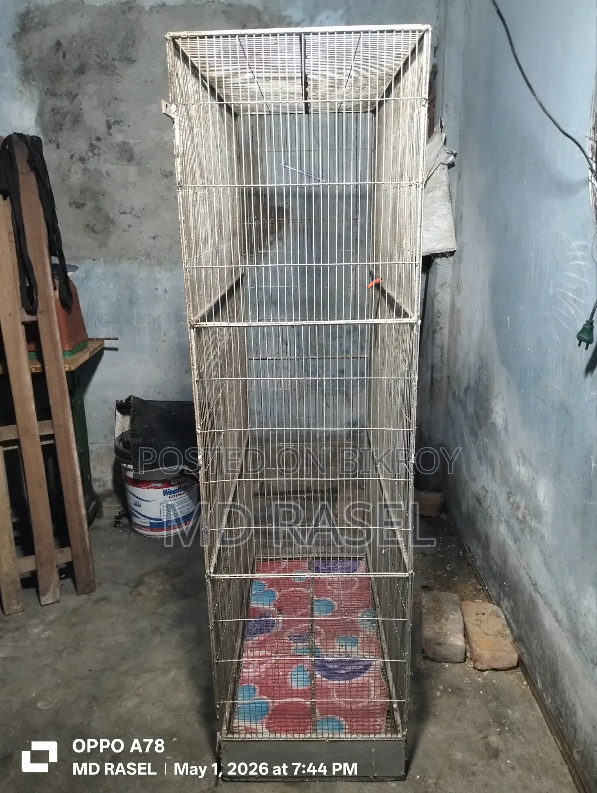 একটি পাখি খাঁচা বিক্রী করা হবে।