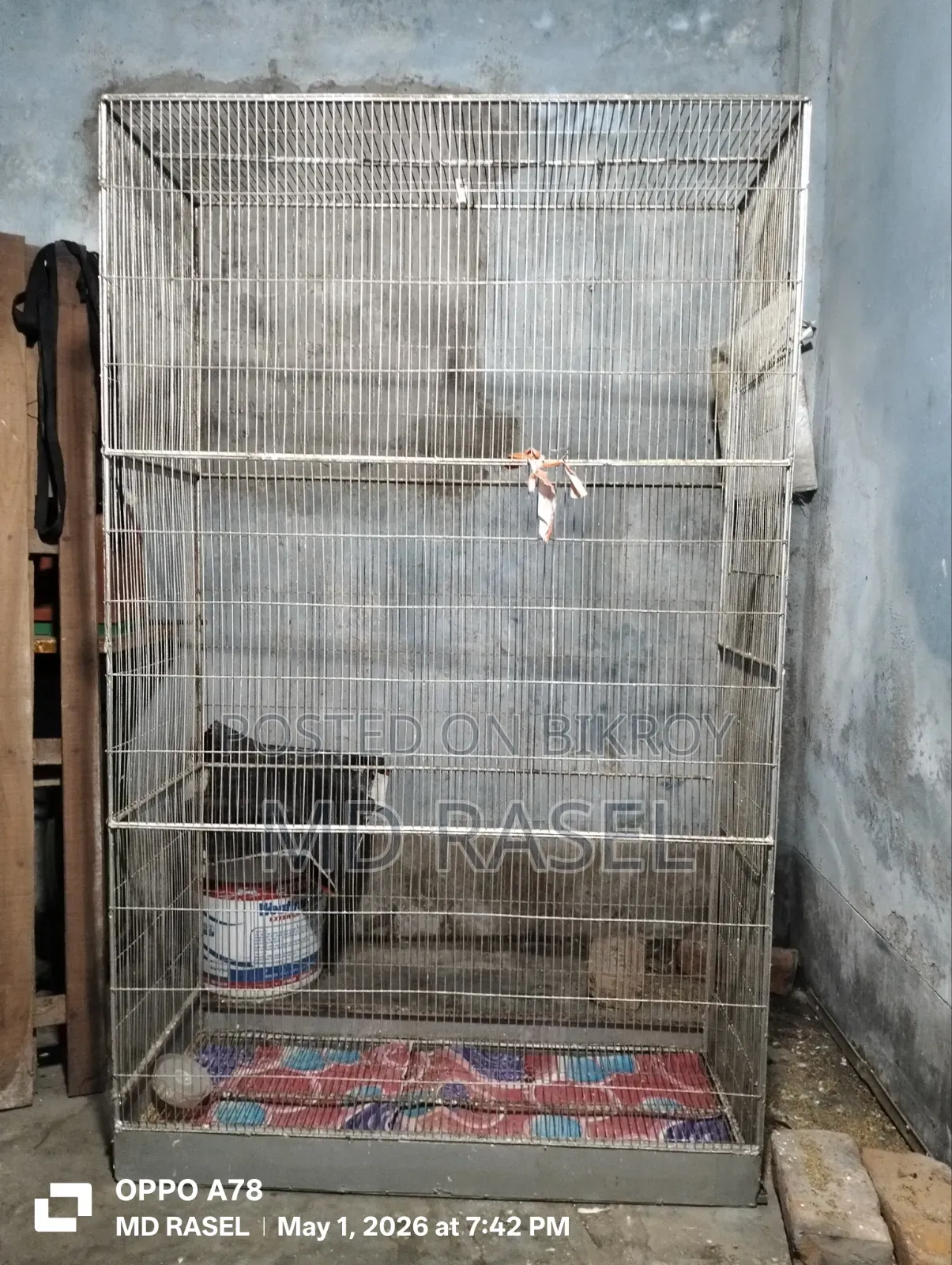 একটি পাখি খাঁচা বিক্রী করা হবে।