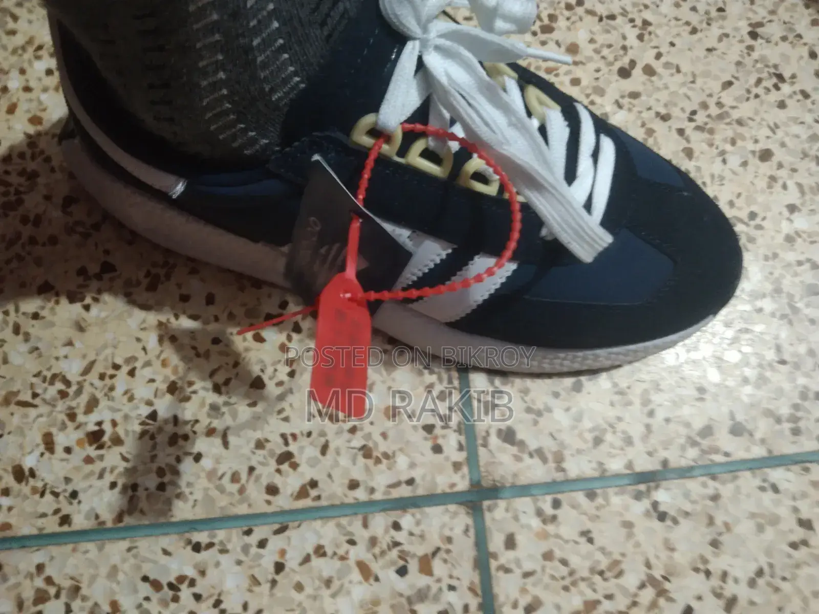 Sneakers Urgent Sell