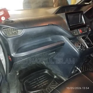 Toyota Noah 2.0 FWD (8 Seater) 2014 Silver