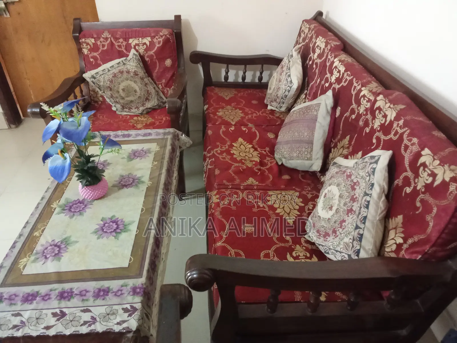 Second-hand Sofa for Sale. Includes five seats and a tea table.