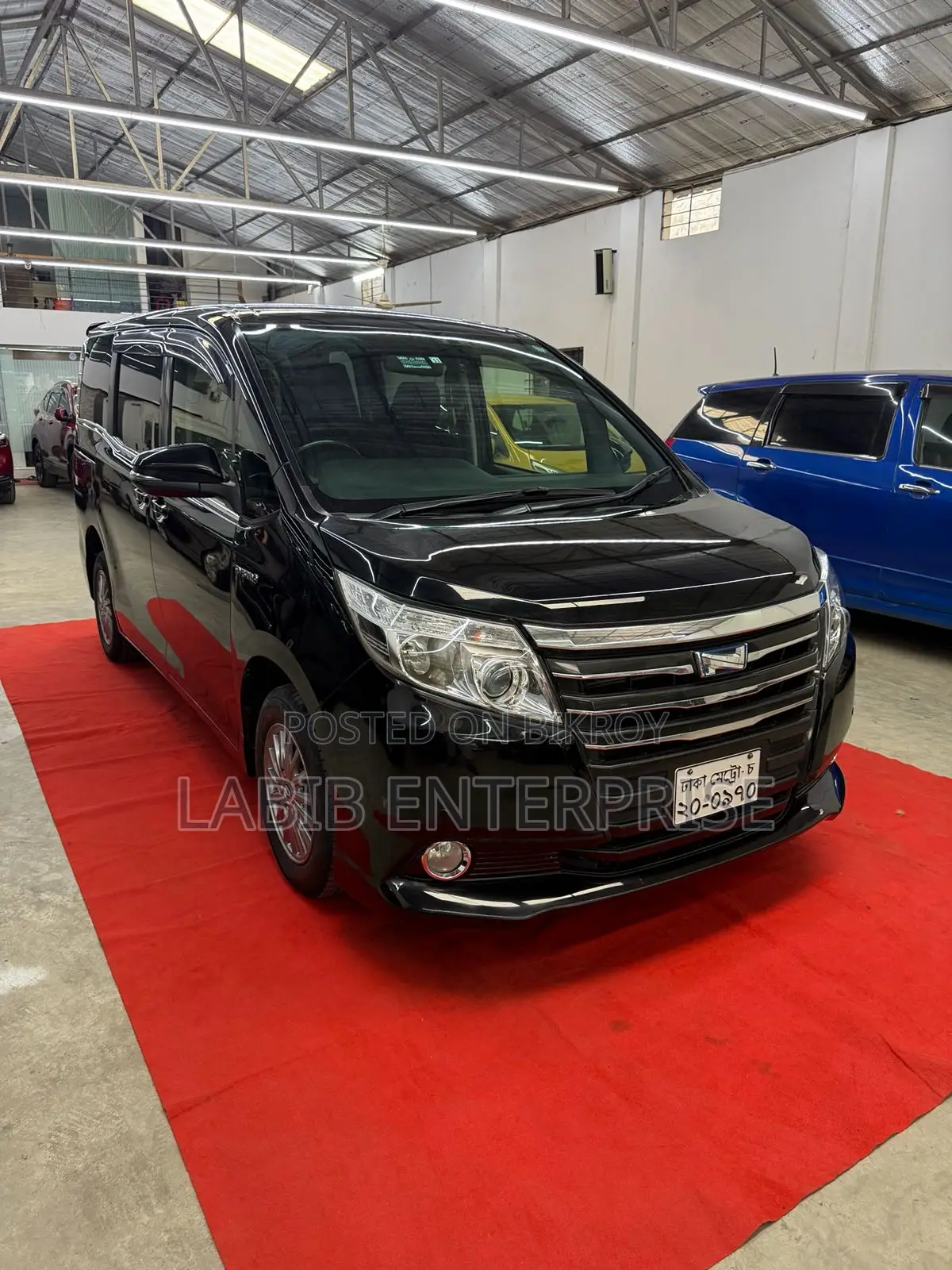 Toyota Noah 1.8 FWD Hybrid (7 Seater) 2015 Black