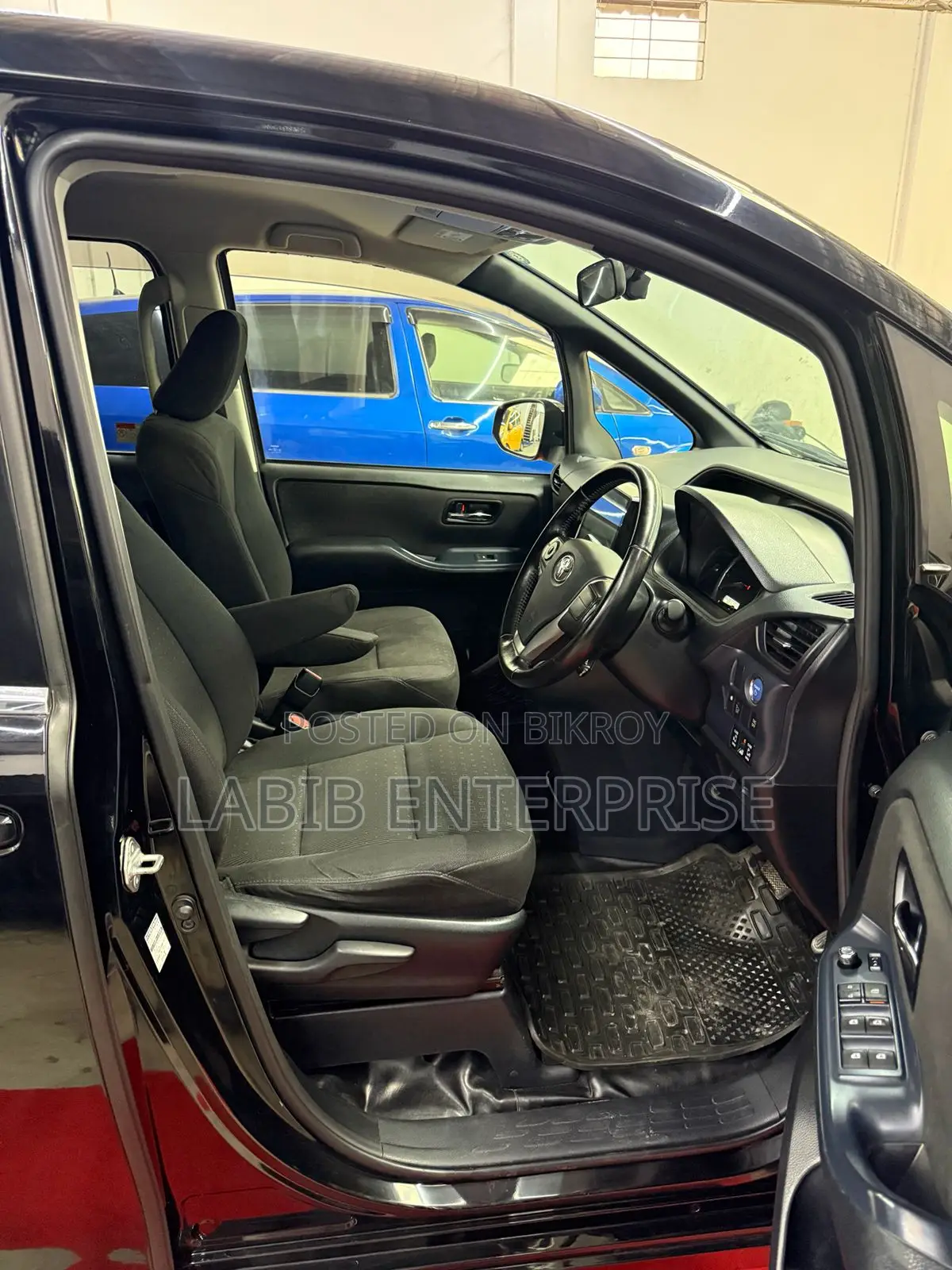 Toyota Noah 1.8 FWD Hybrid (7 Seater) 2015 Black