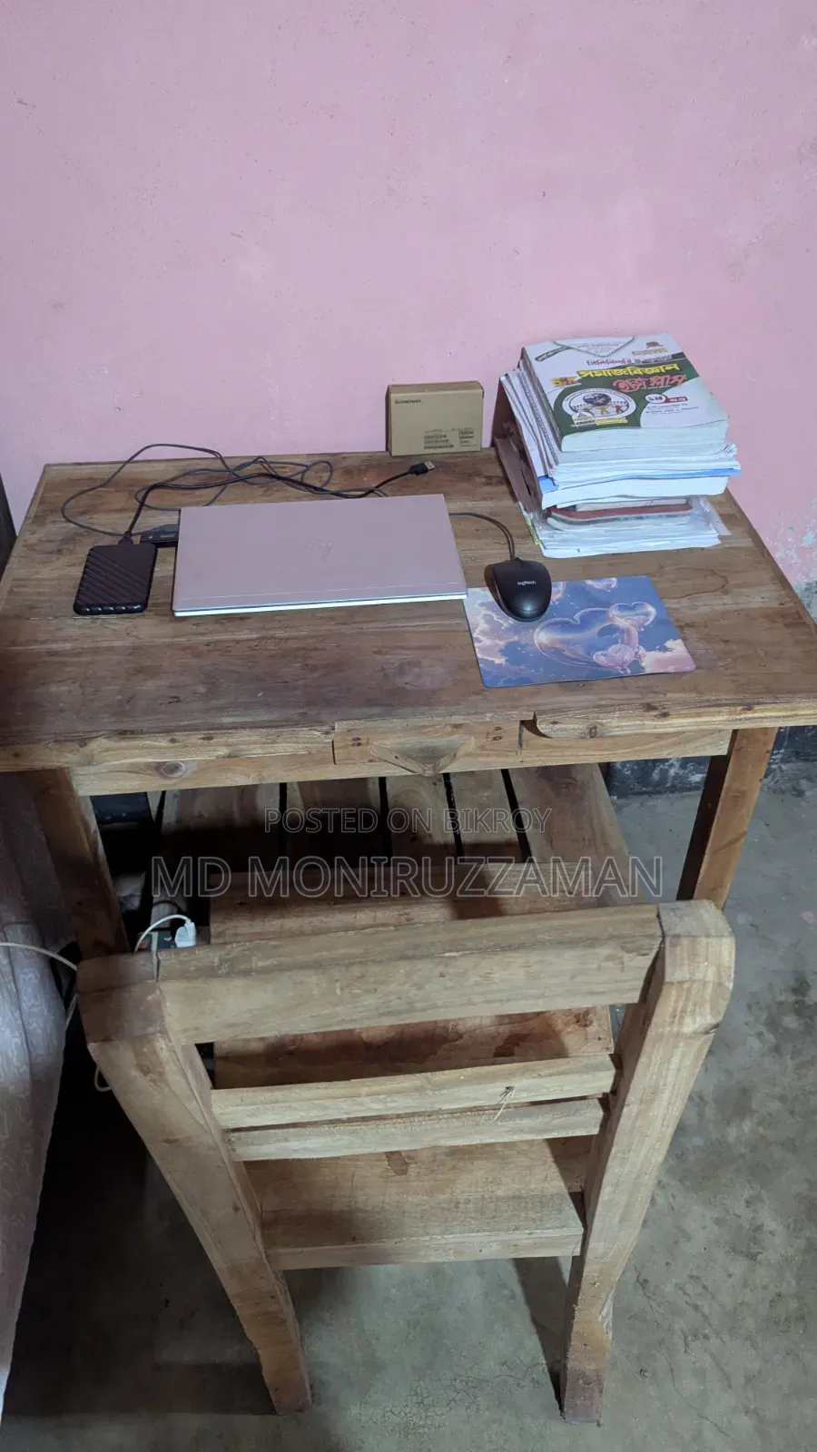 টেবিলে ওচেয়ার
