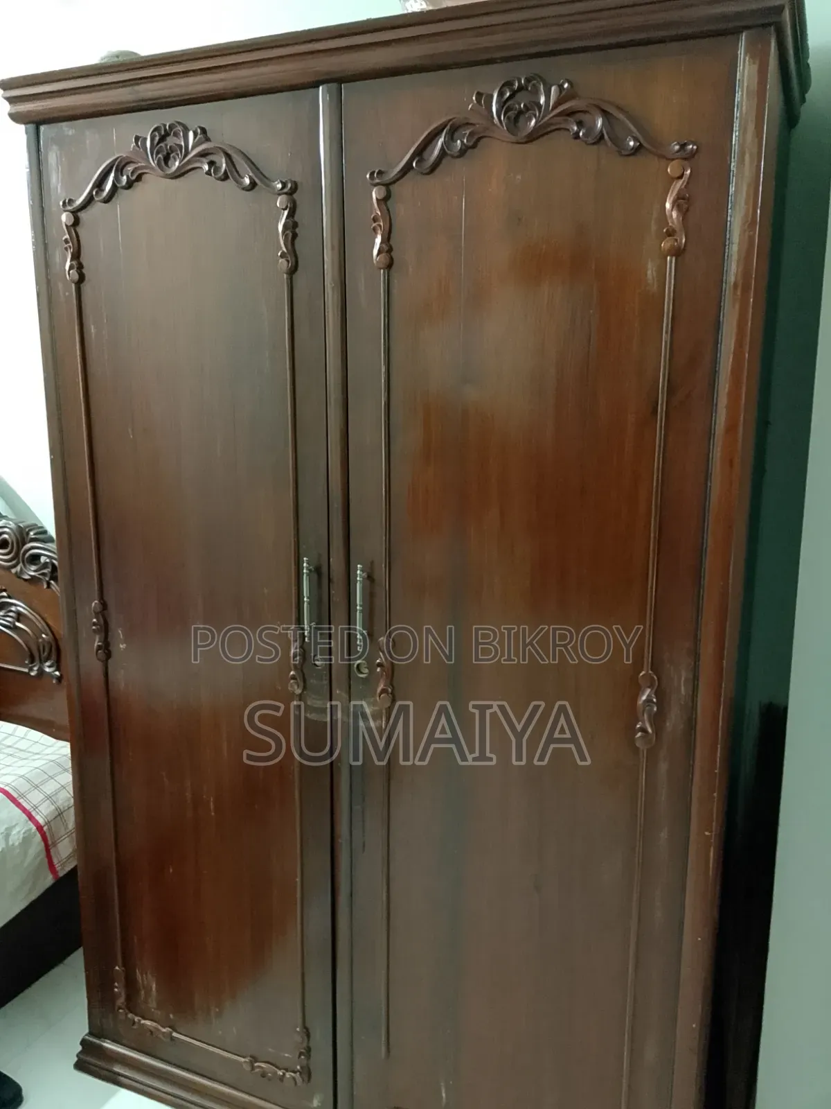 কাঠের আলমারি