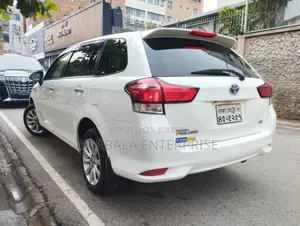Toyota Corolla Fielder 1.5 Hybrid FWD 2015 White